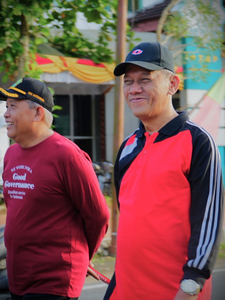 Kabag Umum Masri, S.Ag., M.Pd. saat berjalan santai bersama Karo AAKK Dr. H. Ridwansyah, M.Si. (Foto:Humas)