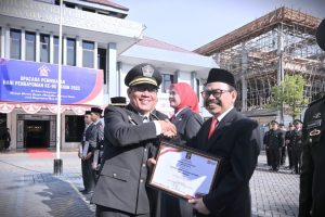Kanwil Kemenkum Kalsel saat menyerahkan penghargaan kepada Rektor UIN Antasari (Foto:Humas/Jamal Ripani)