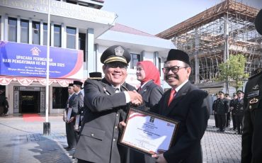 Kanwil Kemenkum Kalsel saat menyerahkan penghargaan kepada Rektor UIN Antasari (Foto:Humas/Jamal Ripani)