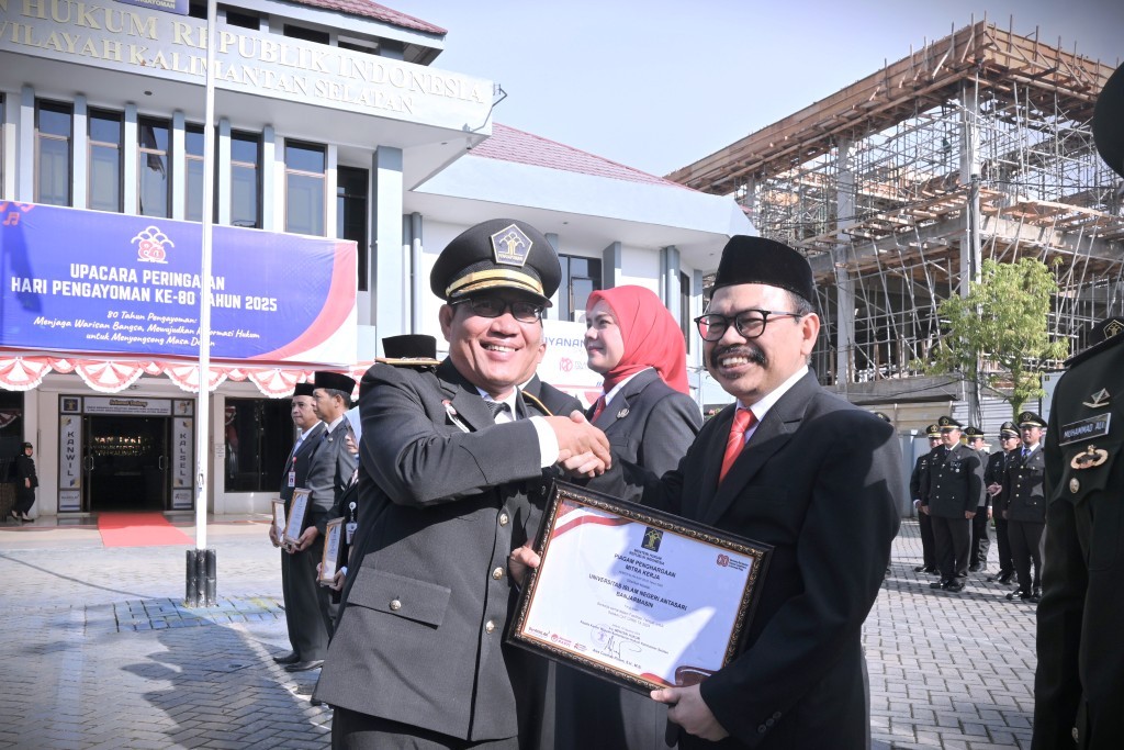 Kanwil Kemenkum Kalsel saat menyerahkan penghargaan kepada Rektor UIN Antasari (Foto:Humas/Jamal Ripani)
