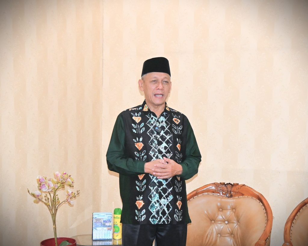 Karo AAKK UIN Antasari Dr. H. Ridwansyah, M.Si. saat diwawancarai (Foto:Humas/Jamal Ripani)