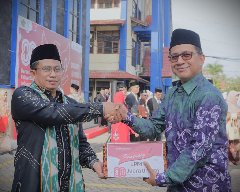 Karo AUPKK UIN Antasari Dr. H. Moh. Junaidin, M.A. saat menyerahkan hadiah kepada juara umum (Foto:Humas/Baiti Rahmi)
