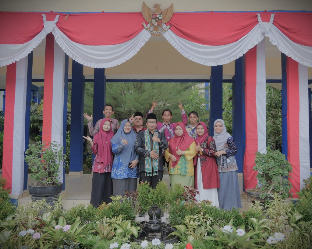 Karo AUPKK saat berfoto bersama panitia pelaksana upacara (Foto:Humas/Baiti Rahmi)