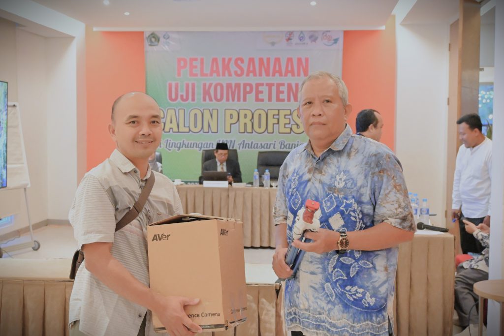 Kasubbag P2BJ Abdul Farid, S.Sos. bersama Kabag Umum UIN Antasari Masri, S.Ag., M.Pd. bersama panitia lainnya saat siaga menyukseskan acara (Foto:Humas)