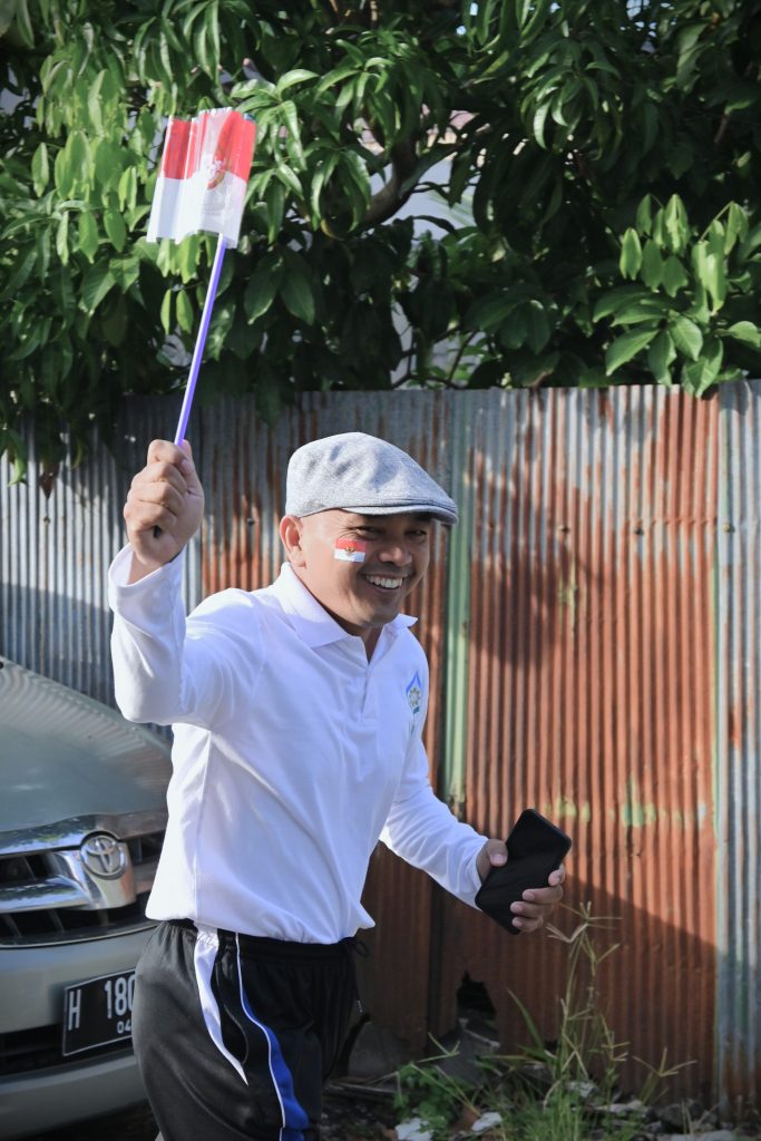 Kasubbag PPBJ UIN Antasari Abdul Farid, S.Sos. saat bersemangat mengikuti kegiatan Agustusan (Foto:Humas)