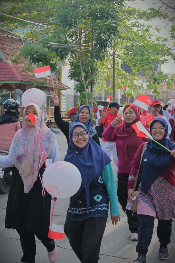 Keceriaan para peserta saat mengikuti jalan santai (Foto:Humas)