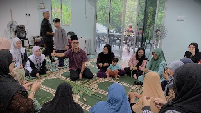 Kelas Keterampilan membuat ketupat bawang bersama Tuan Sufian bin Haji Nazili.