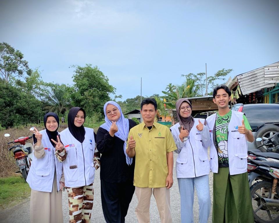 Kelompok 4 KKN Internasional Malaysia saat berpamitan dengan Kepala Kampung Insan Jaya.