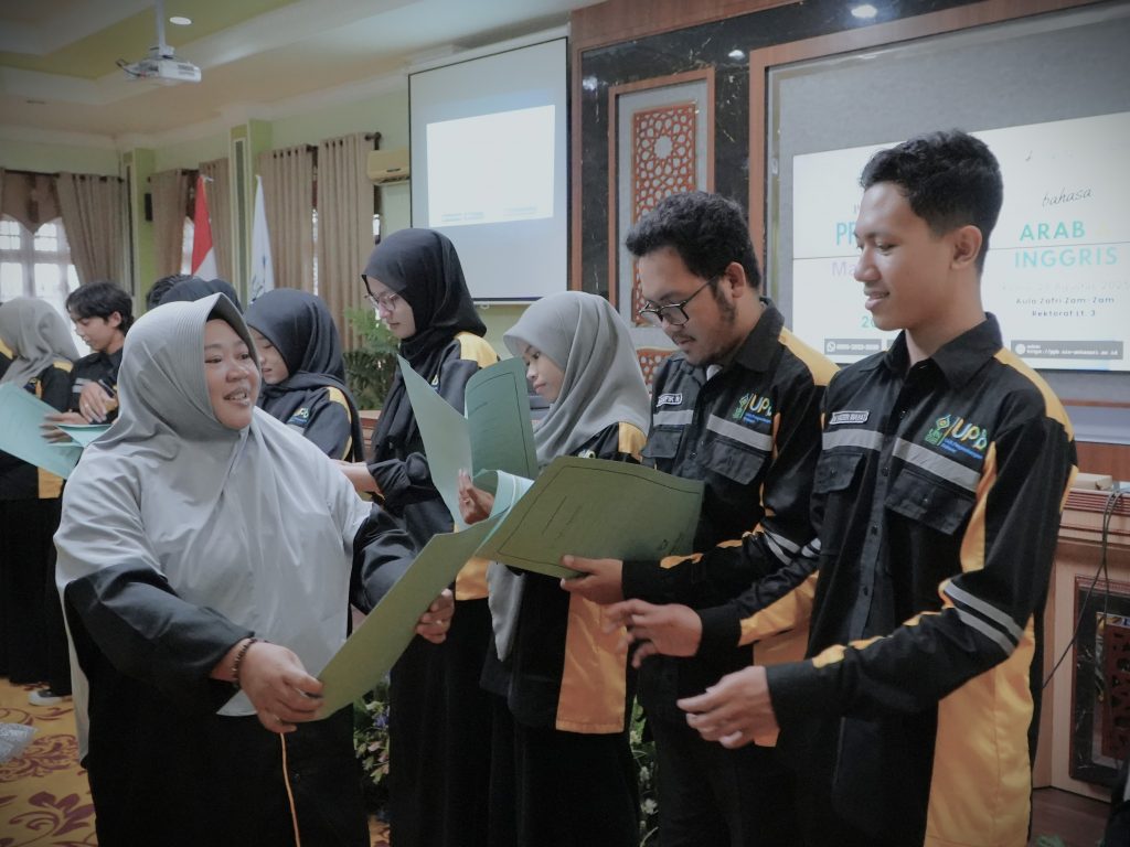 Kepala UPB UIN Antasari Dr. Fatwiah Noor, Lc., M.Pd. saat membagikan sertifikat (Foto:Humas)