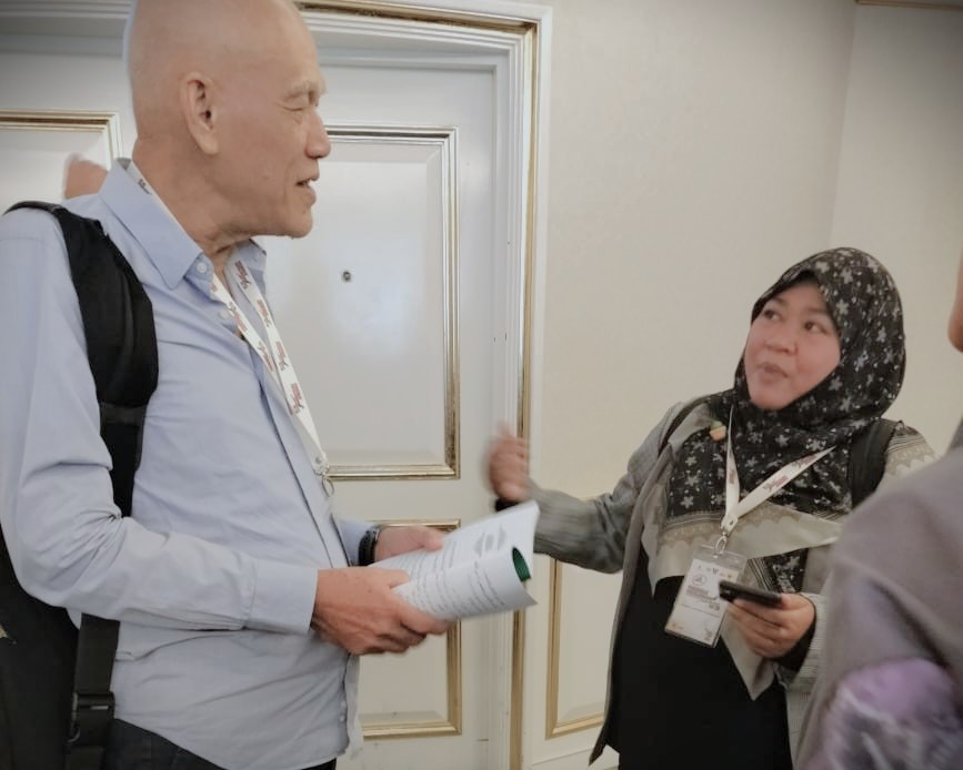 Peserta asal Singapura saat menerima terjemahan karya salah satu tokoh.