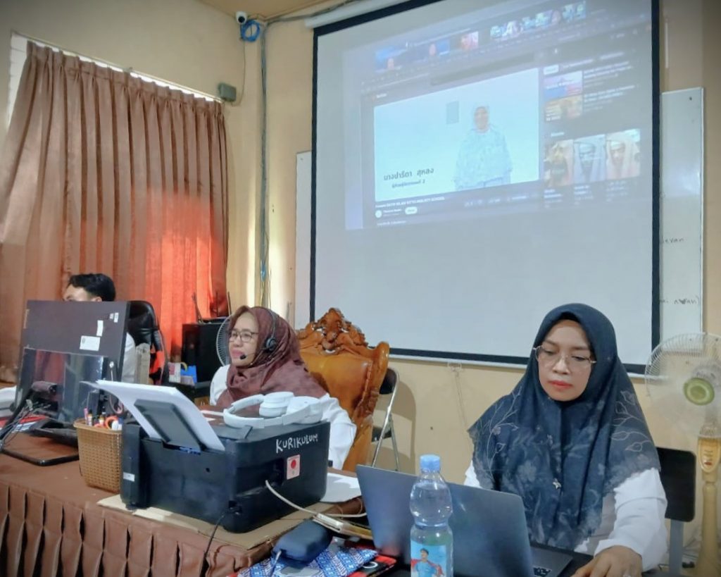 Kepala MAN 1 Banjarmasin Dra. Naimah, M.M. (tengah) saat mengikuti pertemuan secara daring (Foto:Humas MAN 1)