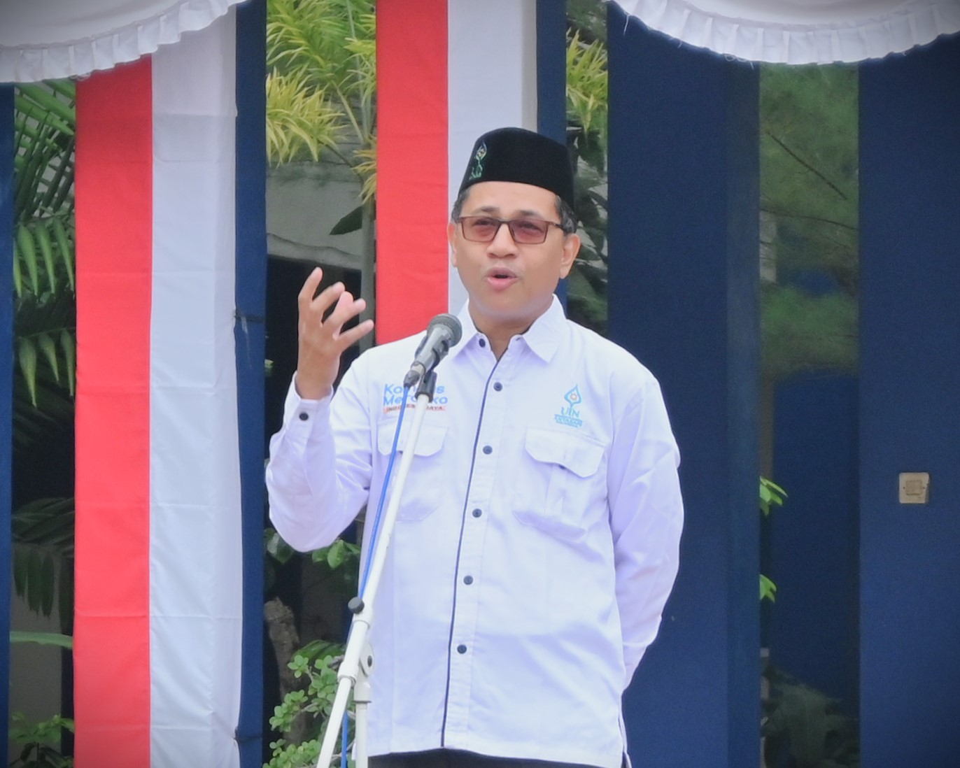 Ketua LPM UIN Antasari Prof. Dr. Syaugi Mubarak Seff, M.A., M.A. saat menjadi pembina apel pagi, 25 Agustus 2025 (Foto:Humas/Jamal Ripani)