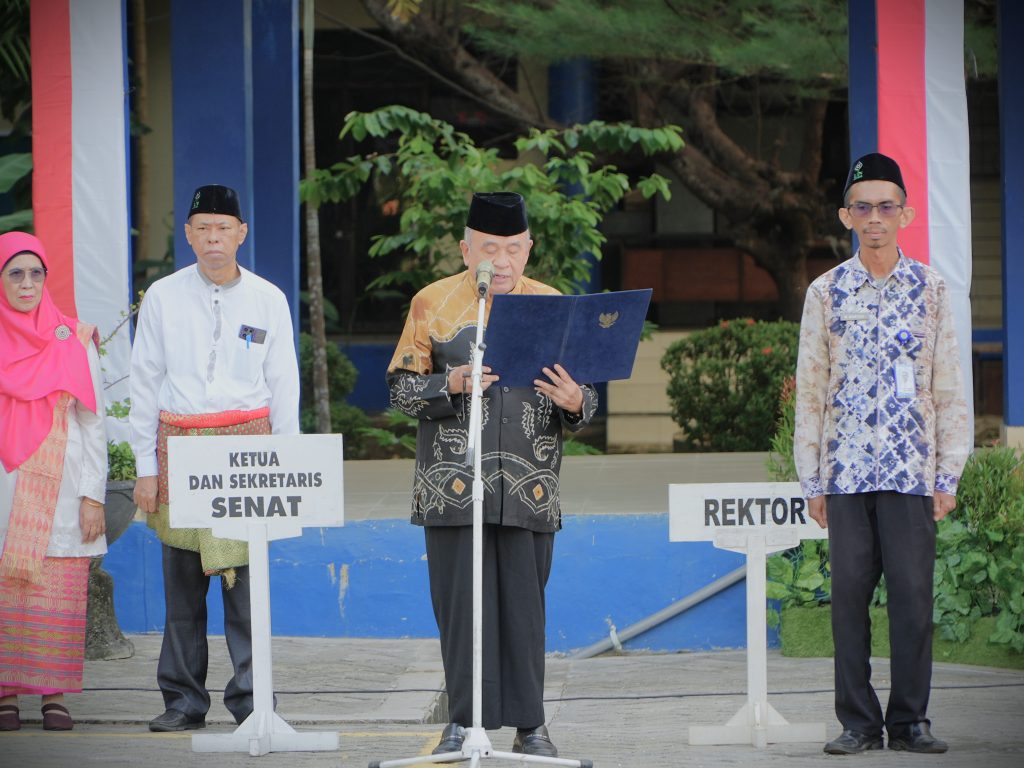 Ketua Senat Al-Jami'ah UIN Antasari saat membakan teks proklamasi (Foto:Humas)
