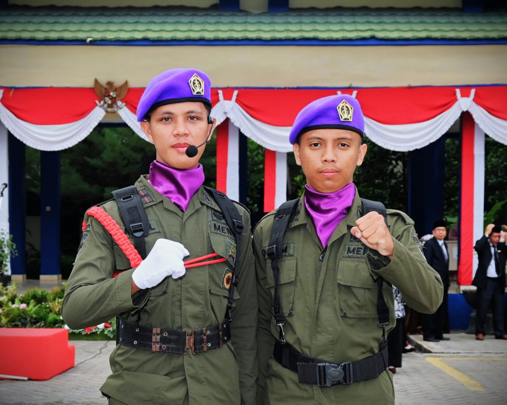 M. Aqil Hasani (kiri) saat berfoto bersama rekannya sebelum bertugas (Foto:Humas/Jamal Ripani)