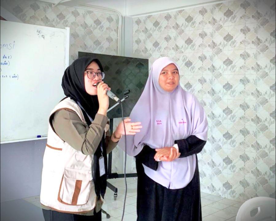 Mahasiswa KKN Internasional UIN Antasari saat berdialog dengan para siswi.