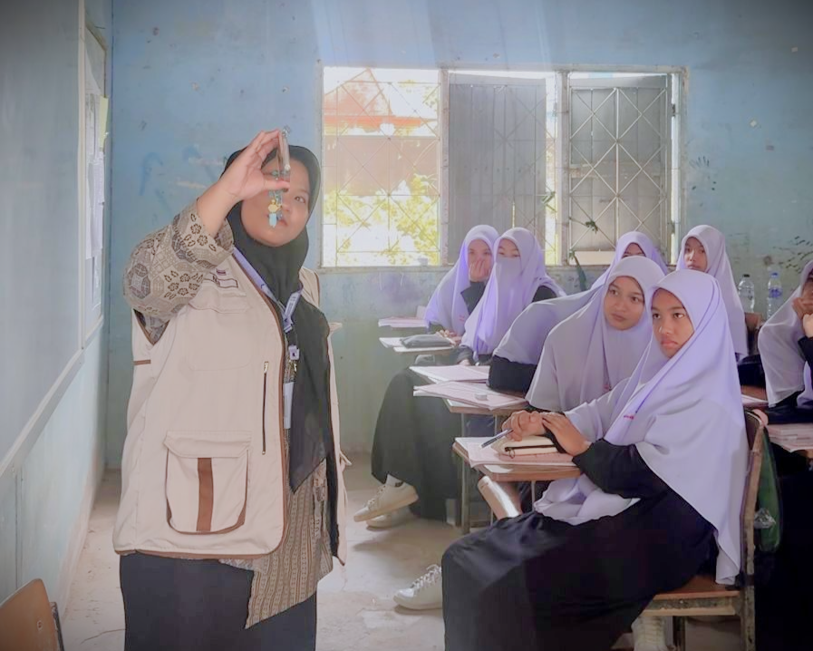 Mahasiswa KKN Internasional saat memperlihatkan video profil UIN Antasari.