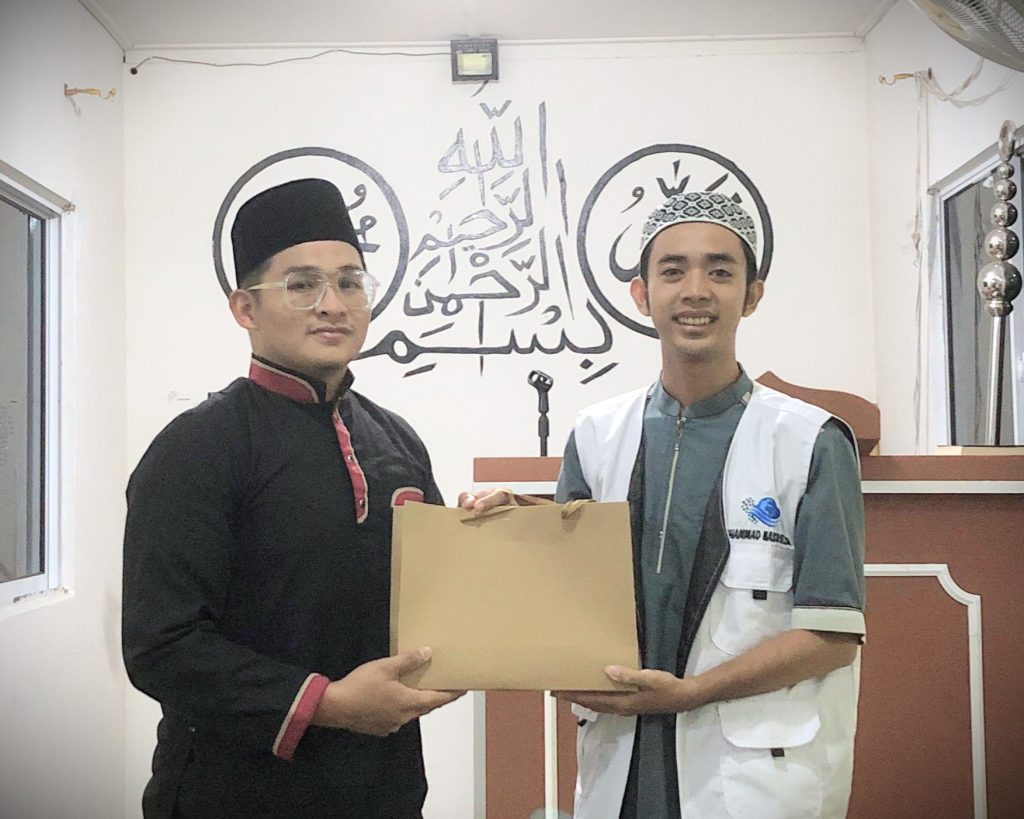 Mahasiswa KKN Internasional saat menyerahkan simbol apresiasi.