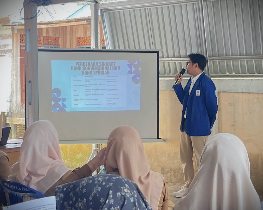 Mahasiswa KKN MBKM UIN Antasari saat menyampaikan materi.