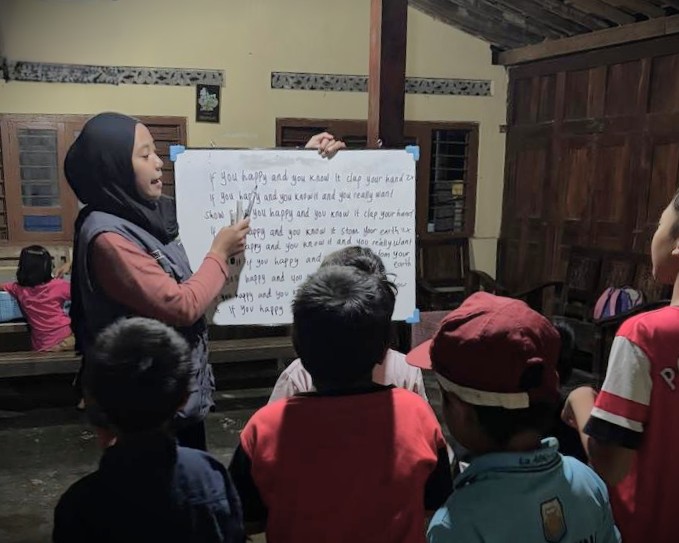 Mahasiswa KKN Nusantara saat mengenalkan Bahasa Inggris sambil bernyanyi.