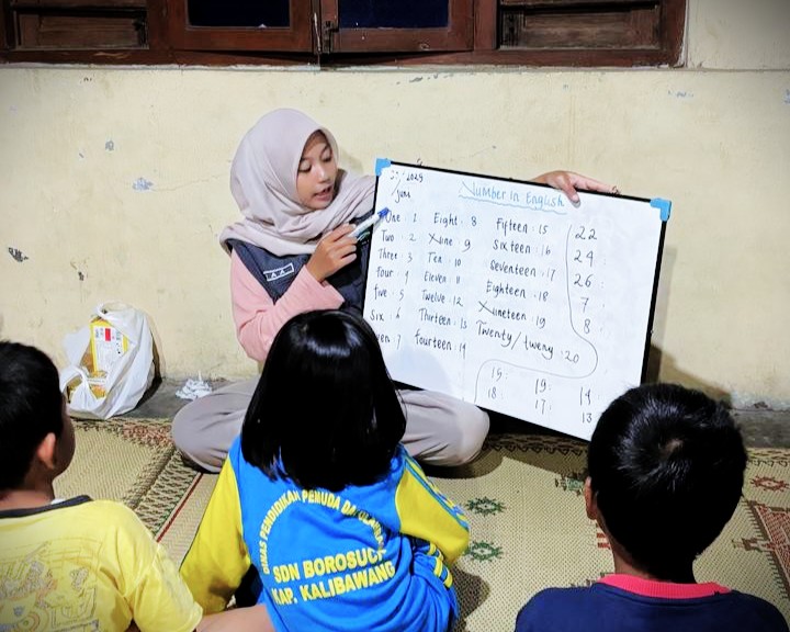 Mahasiswa KKN Nusantara saat mengenalkan angka-angka dalam Bahasa Inggris.