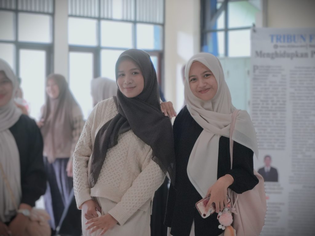 Mahasiswi UIN Antasari saat cerita mengikuti Library Tour 2025 (Foto:Humas/Rahmi Hartati)