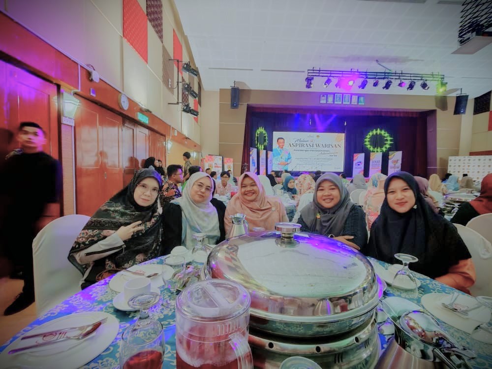 Makan malam bersama dengan Menteri pariwisata Sarawak Dato sri Abdul Karim Hamzah.