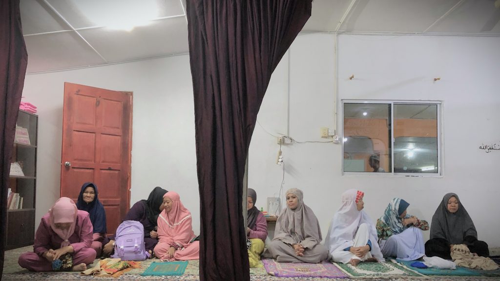 Masyarakat Kampung Insan Jaya saat mengikuti Majelis Perpisahan.