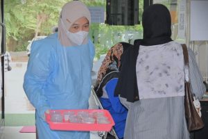 Mobilitas tinggi petugas saat mendistribusikan sampel urine untuk diperiksa (Foto:Humas/Jamal Ripani)