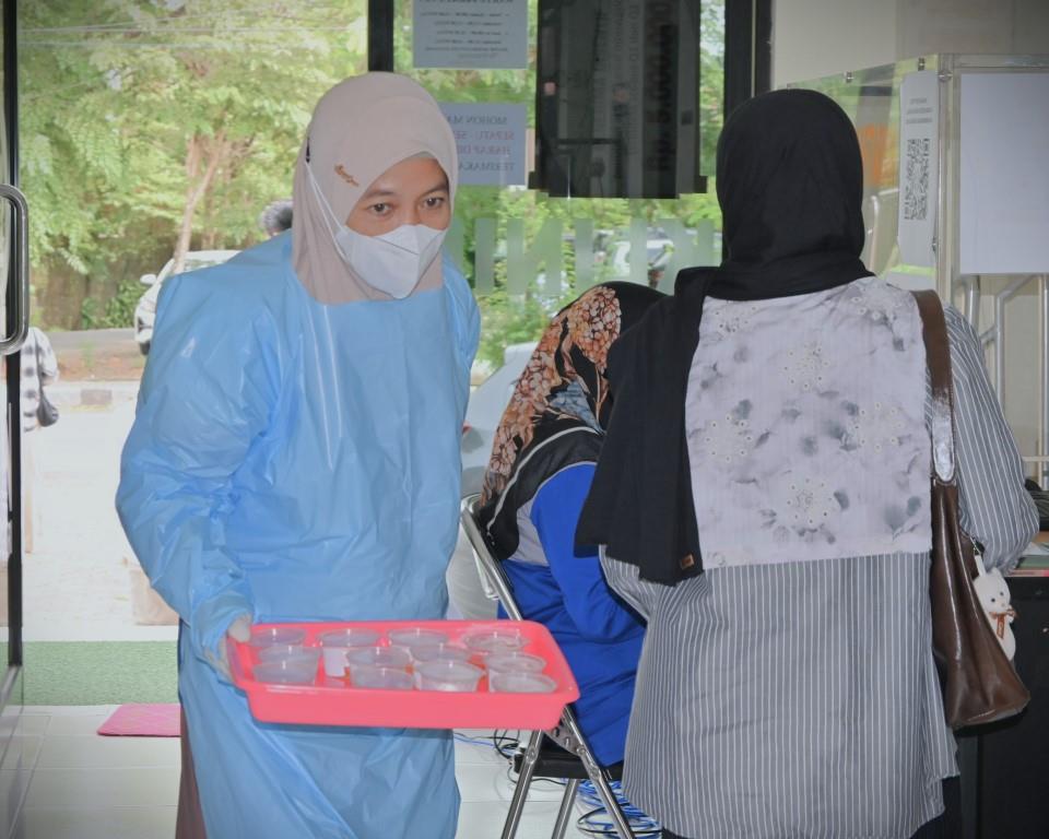 Mobilitas tinggi petugas saat mendistribusikan sampel urine untuk diperiksa (Foto:Humas/Jamal Ripani)