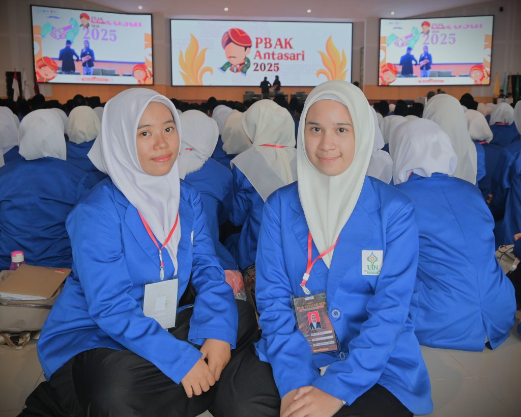 Naisyela Bulkis bersama temannya saat difoto Pusat Humas dan Keterbukaan Informasi (Foto:Jamal Ripani)