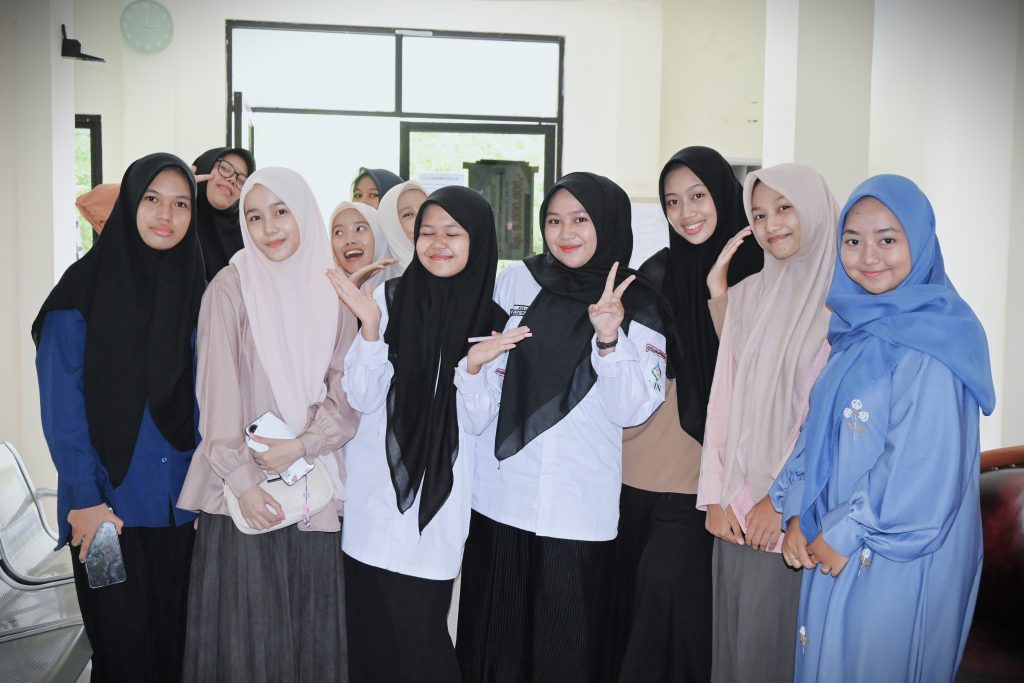 Novalia serta Mahdalena dan sesama mahasiswa baru lainnya saat berfoto bersama Kamilah dan Aulia dari KSR PMI (Foto:Humas/Jamal Ripani)