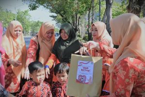 Numawati (kerudung hijau) saat berbahagia bertemu anak-anak PAUD Terbiyatul Athfal DWP UIN Antasari (Foto:Humas)