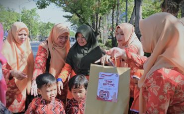 Numawati (kerudung hijau) saat berbahagia bertemu anak-anak PAUD Terbiyatul Athfal DWP UIN Antasari (Foto:Humas)
