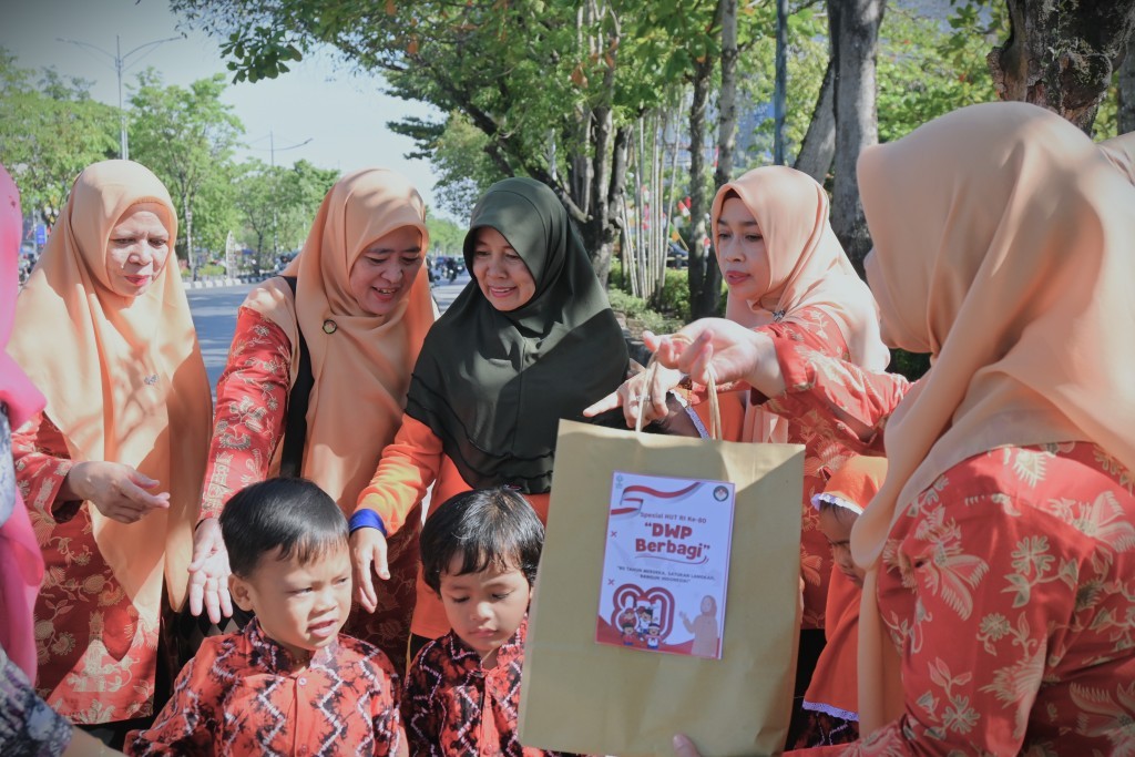 Numawati (kerudung hijau) saat berbahagia bertemu anak-anak PAUD Terbiyatul Athfal DWP UIN Antasari (Foto:Humas)