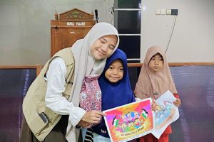Panitia saat memberikan penghargaan kepada pemenang.