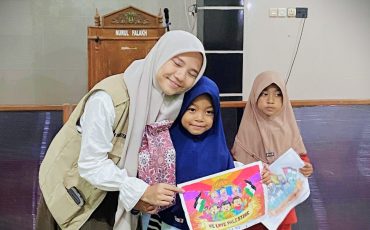 Panitia saat memberikan penghargaan kepada pemenang.