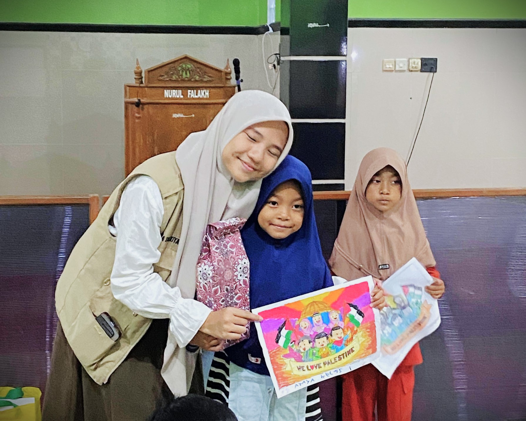 Panitia saat memberikan penghargaan kepada pemenang.