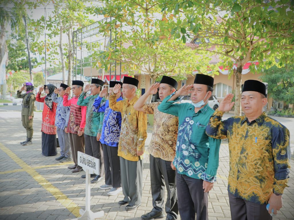 Para guru besar saat mengikuti upacara (Foto:Humas)
