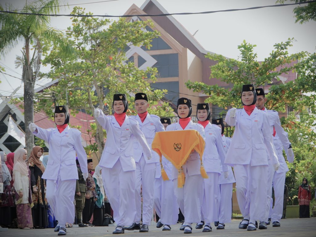 Para kader Pramuka UIN Antasari saat menjadi pasukan pengibar bendera (Foto:Humas)