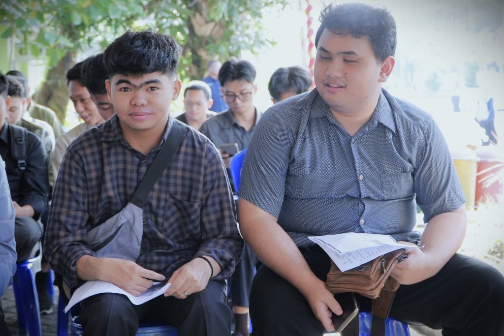 Para mahasiswa baru saat antusias mengantre (Foto:Humas/Haitami)