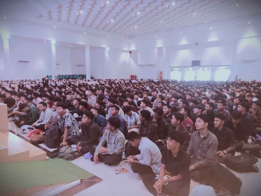 Para mahasiswa baru saat antusias mengikuti persiapan PBAK 2025 (Foto:Humas/Jamal Ripani)