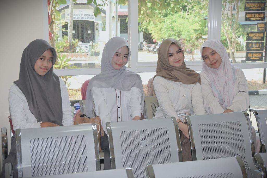 Para mahasiswa baru saat ceria menanti giliran tes (Foto:Humas/Jamal Ripani)