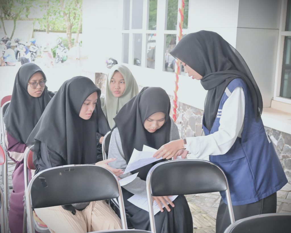 Para mahasiswa baru saat mendapat pengarahan dari KSR PMI Unit UIN Antasari (Foto:Humas/Jamal Ripani)