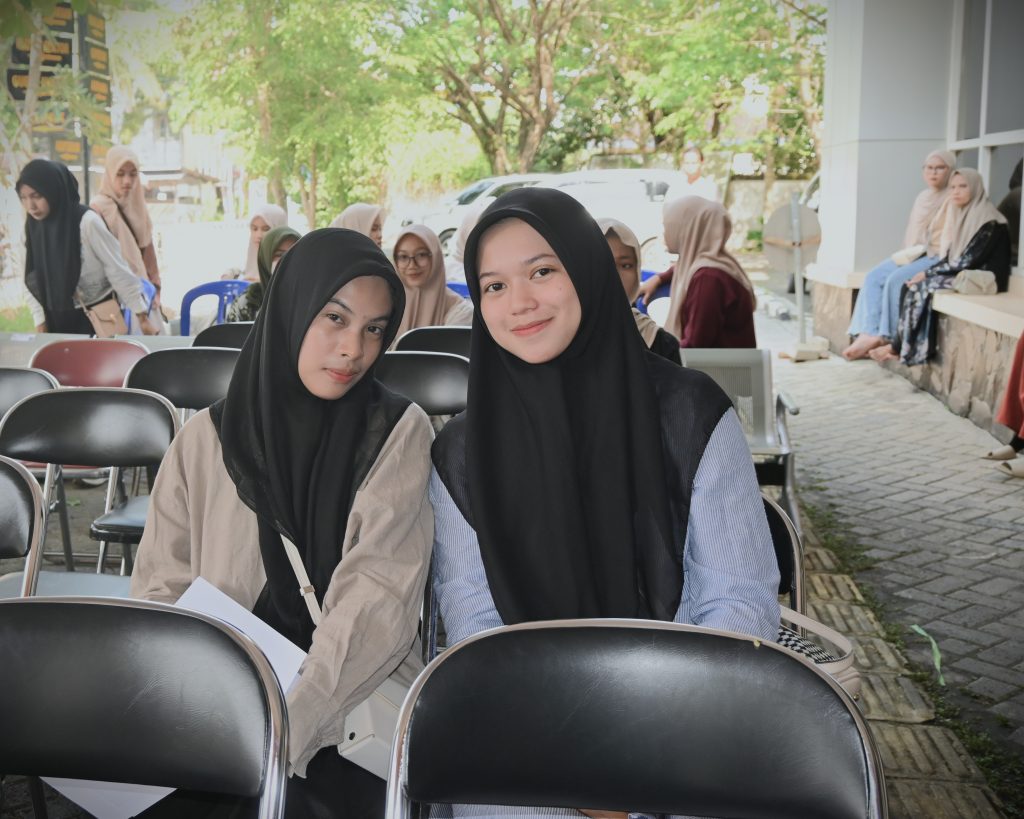 Para mahasiswa baru saat mengantre giliran (Foto:Humas/Jamal Ripani)
