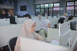 Para mahasiswa baru saat mengikuti tes psikologi (Foto:Humas/Jamal Ripani)