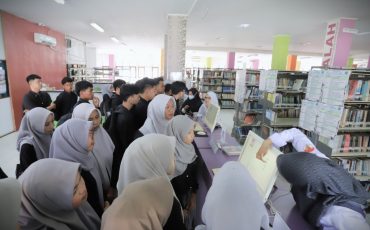 Para mahasiswa saat diajarkan penggunaan katalog digital (Foto:Humas/Rudy Hermawan)