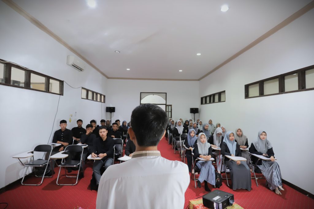 Para mahasiswa saat dijelaskan layanan-layanan yang ada di Perpustakaan UIN Antasari (Foto:Humas/Rudy Hermawan)