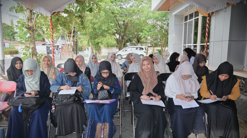 Para mahasiswa saat mengisi formulir registrasi sambil mengantre (Foto:Humas/Jamal Ripani)