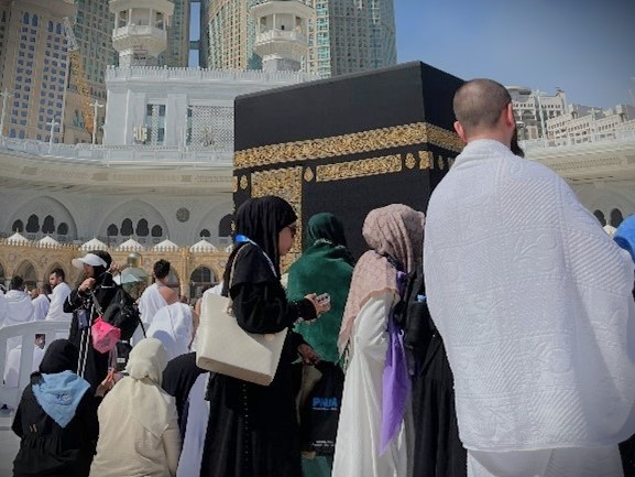 Para mahasiswa saat menjalankan ibadah umrah.