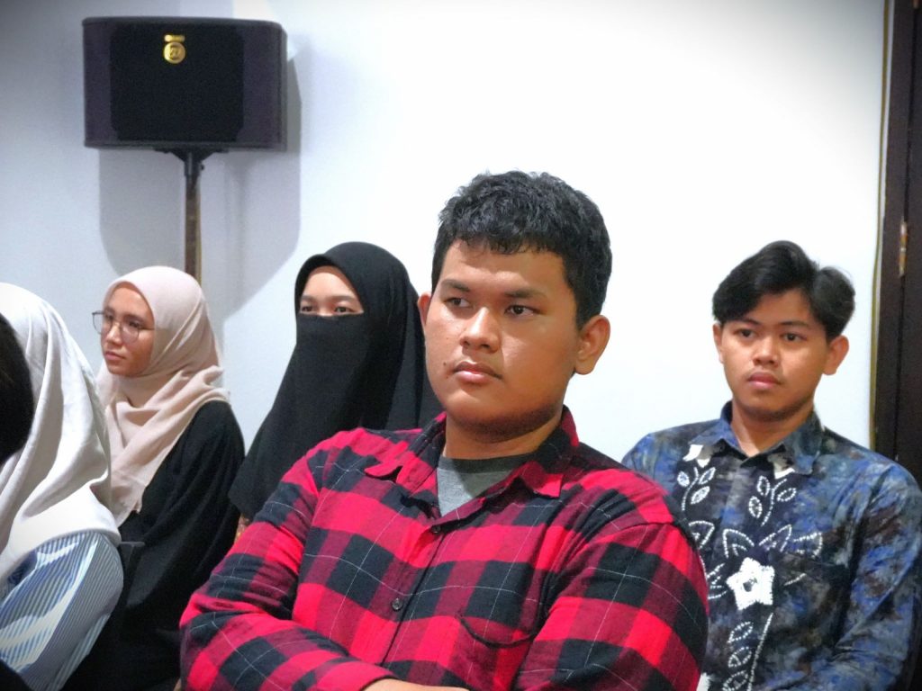 Para mahasiswa tingkat akhir saat mengikuti Library Tour 2025 (Foto:Humas/Rahmi Hartati)